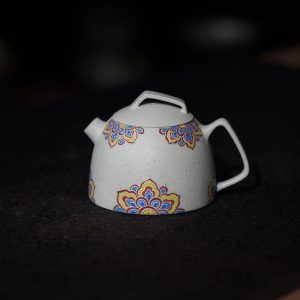 Pot-shaped mound, white stripe, lotus flower